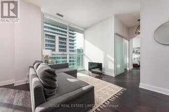 33 Shore Breeze Dr in Toronto, ON - Building Photo - Building Photo