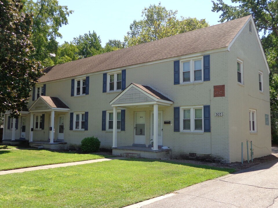 311 W Little Creek Rd in Norfolk, VA - Building Photo