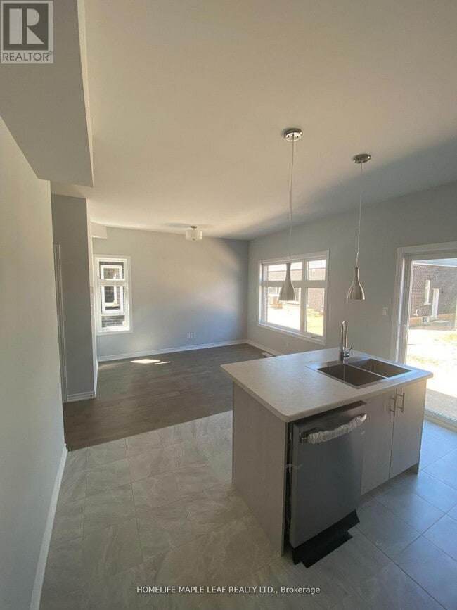 5672 Dorchester Rd in Niagara Falls, ON - Building Photo - Building Photo