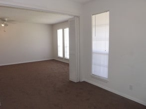 Antonian Apartments in San Antonio, TX - Building Photo - Building Photo