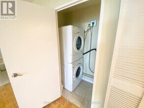 10 Edgecliff Golfway in Toronto, ON - Building Photo - Building Photo
