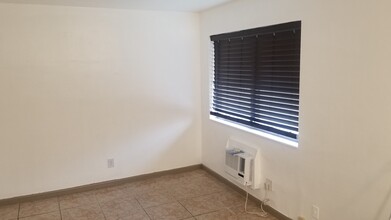 619 NE 7th St, Unit 56 in Hallandale Beach, FL - Building Photo - Building Photo