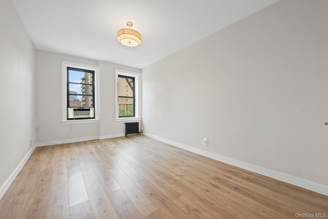 136-5 Sanford Ave in Queens, NY - Building Photo