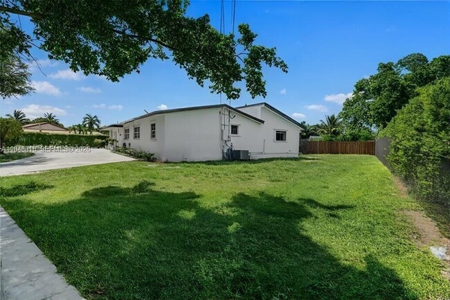 10351 SW 49th St in Miami, FL - Building Photo - Building Photo