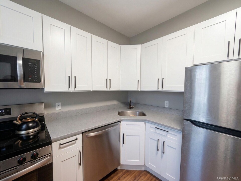 52 Maple Pl in Amityville, NY - Building Photo