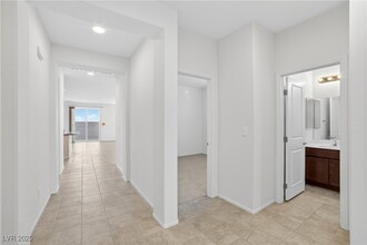 2705 Holmes Creek Ct in Las Vegas, NV - Building Photo - Building Photo