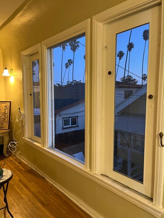 3425 E 5th St, Unit Upstairs 3423 in Los Angeles, CA - Building Photo