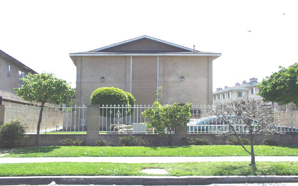 11 Townhomes in Bellflower, CA - Building Photo