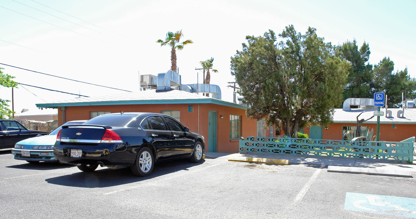 1501 Mescalero Rd in El Paso, TX - Building Photo