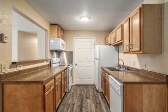 Oakridge Apartments in Ypsilanti, MI - Building Photo - Interior Photo