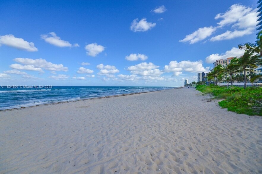1980 S Ocean Dr, Unit 18G in Hallandale Beach, FL - Building Photo