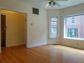 859 W Cornelia Ave, Unit 1S in Chicago, IL - Foto de edificio - Building Photo