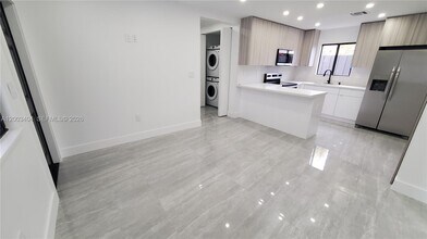 40 SW 34th Ave, Unit C in Miami, FL - Foto de edificio - Building Photo