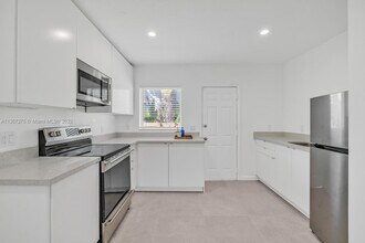 545 NE 64th St-Unit -2 in Miami, FL - Building Photo - Building Photo