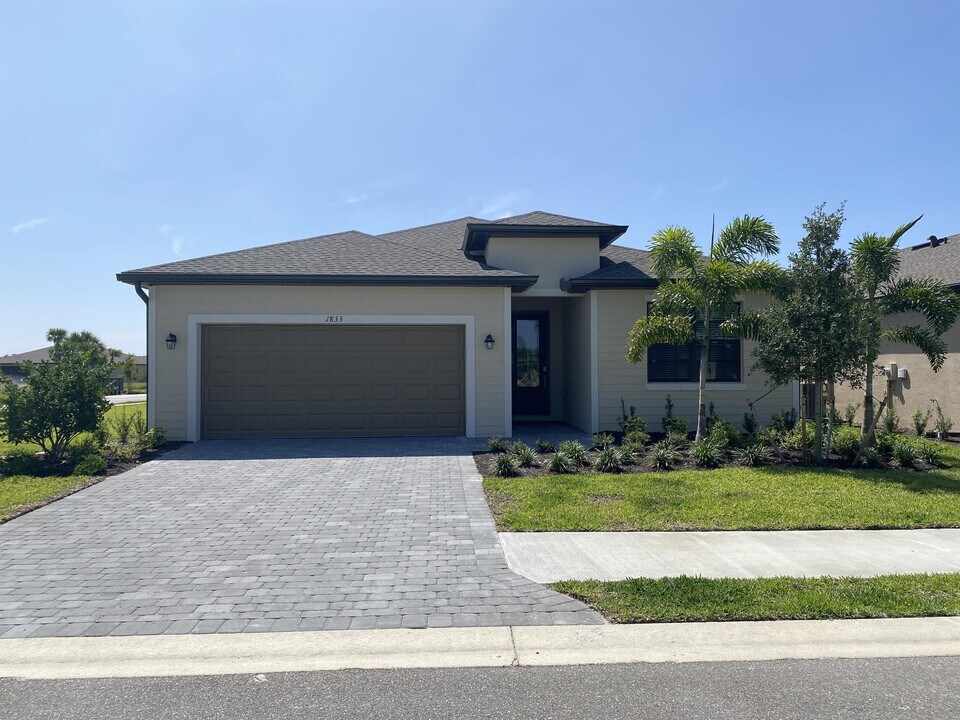 1833 W Isles Rd in Port Charlotte, FL - Building Photo