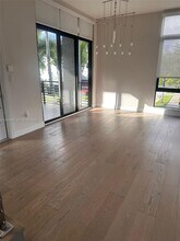 8231 NW 48th St in Doral, FL - Foto de edificio - Building Photo