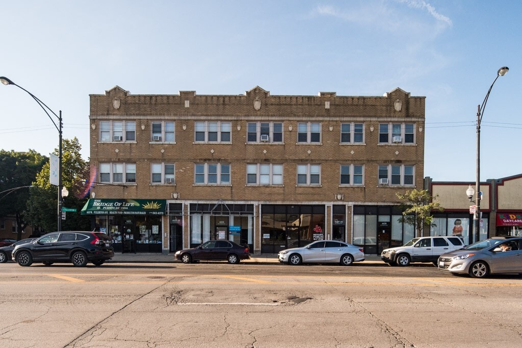 4439 W Fullerton Ave in Chicago, IL - Building Photo