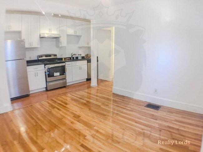 13 Higgins St, Unit A in Boston, MA - Foto de edificio - Building Photo