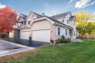 120 Stonewood Pl in Aurora, IL - Building Photo - Building Photo