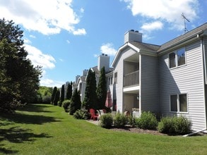 Maple Court Apartments in Hartland, WI - Building Photo - Building Photo