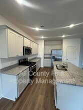 2555 Adventure Wy in Doraville, GA - Foto de edificio - Building Photo