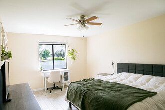 12171 Kelly Sands Way in Ft. Myers, FL - Foto de edificio - Building Photo