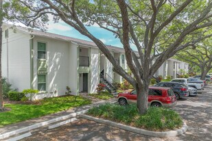 Sun Bay Palms at South Tampa in Tampa, FL - Building Photo
