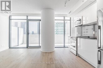 25 Richmond St E in Toronto, ON - Building Photo - Building Photo