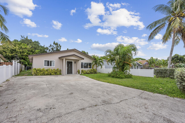 255 Glouchester St in Boca Raton, FL - Building Photo - Building Photo