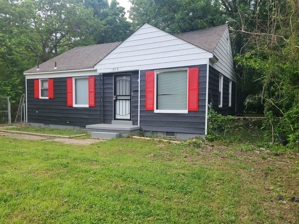 1912 E Barton Ave in West Memphis, AR - Building Photo