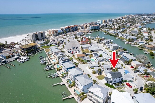 429 137th Ave Cir in Madeira Beach, FL - Building Photo - Building Photo