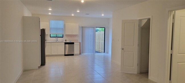 1461 NE 5th Ave in Florida City, FL - Building Photo - Building Photo