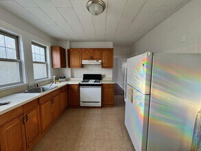 74 Newbury St, Unit 2 in Somerville, MA - Foto de edificio - Building Photo