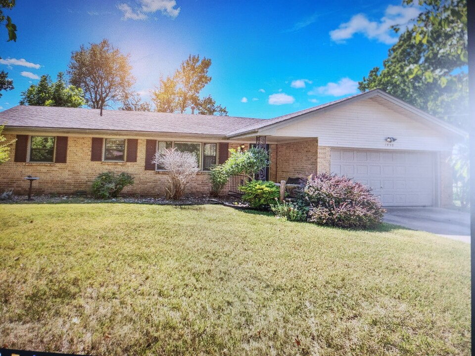 1950 E Smith St in Springfield, MO - Building Photo