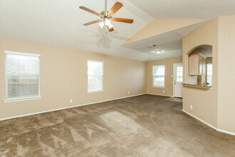 135 Woodstone Loop in Cibolo, TX - Building Photo - Building Photo