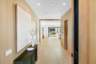 13944 Valleyheart Dr in Sherman Oaks, CA - Foto de edificio - Building Photo
