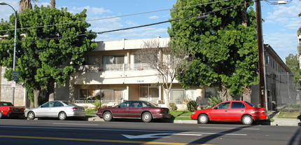 7909 Reseda Blvd in Reseda, CA - Building Photo - Building Photo