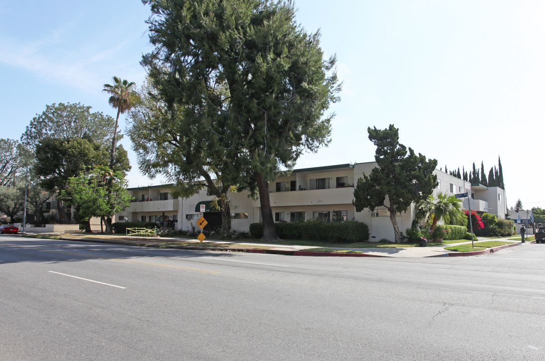 6840 Kester Ave in Van Nuys, CA - Building Photo