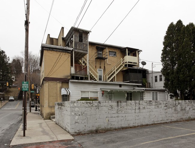 301 W Broad St in Tamaqua, PA - Foto de edificio - Building Photo