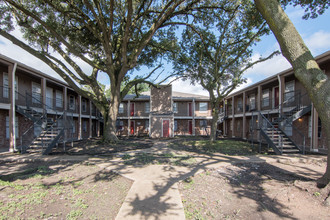 Las Plazas Apartments in Houston, TX - Building Photo - Building Photo