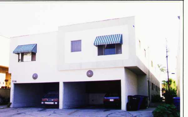 936 N Sierra Bonita Ave in West Hollywood, CA - Foto de edificio