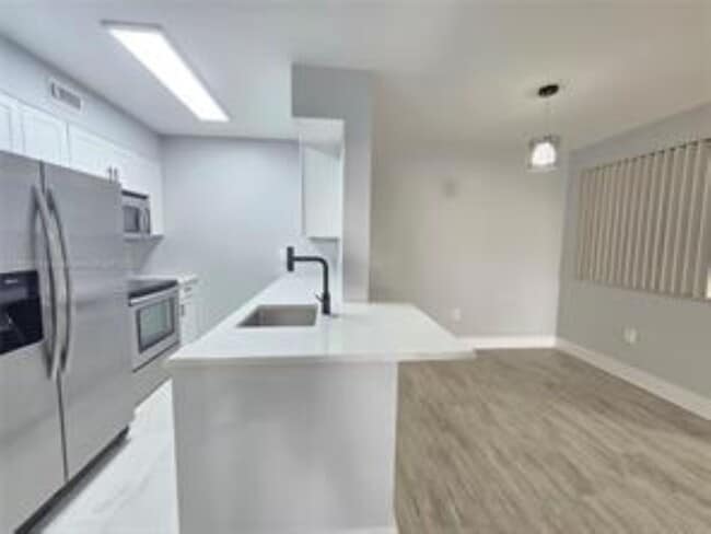 2831 N Oakland Forest Dr, Unit 108 in Oakland Park, FL - Building Photo - Building Photo