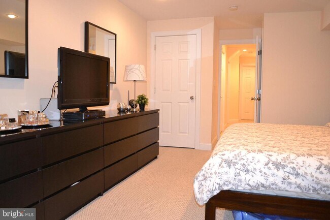 2339 Catharine St-Unit -A in Philadelphia, PA - Building Photo - Building Photo