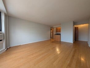 429 W Wellington Ave, Unit 14H in Chicago, IL - Building Photo - Building Photo