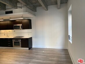 727 W 7th St in Los Angeles, CA - Building Photo - Building Photo