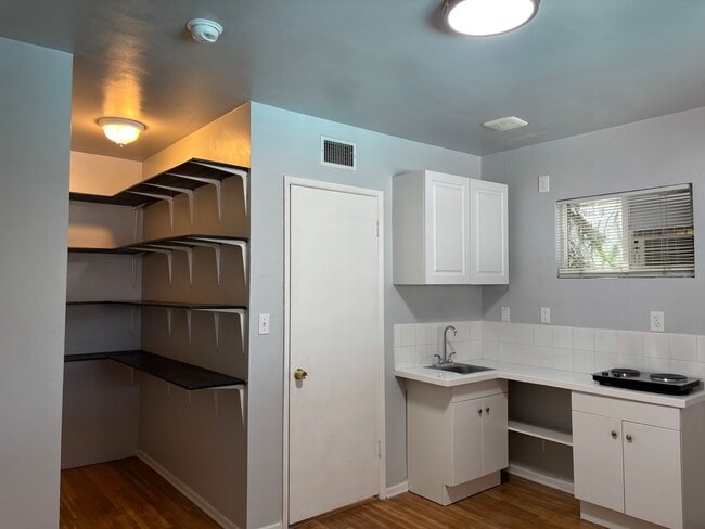 6327 Calvin Ave, Unit STUDIO in Tarzana, CA - Building Photo - Building Photo