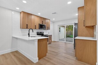 5518 Pine Cir NE in St. Petersburg, FL - Building Photo - Building Photo