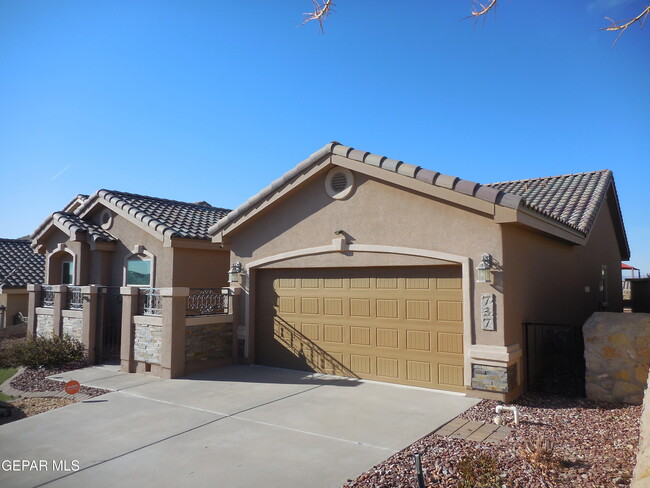 737 Colonial Bluff St in El Paso, TX - Building Photo - Building Photo