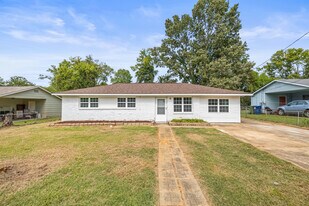 14002 Creely Dr SW in Huntsville, AL - Building Photo