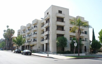 2816 San Marino St in Los Angeles, CA - Building Photo - Building Photo